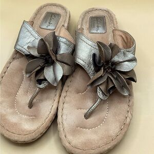 Clark’s size 8 flower flip flops sandals  metallic leather